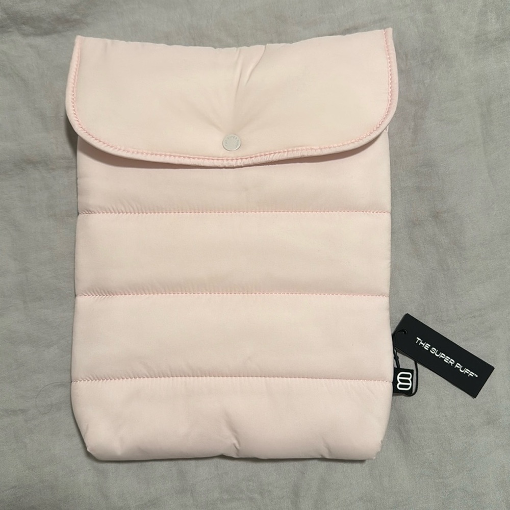 aritzia superpuff laptop sleeve in mochi pink
